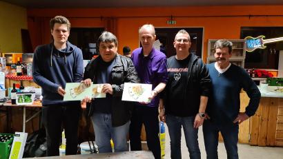 Bild: sne
Roman Schindler, Isidor Schönberger (teilten sich den zweiten Platz), Sieger Eckhard Bodner, Christian Jakob (Trostpreis) und der Vorsitzende des Fördervereins Franz Salfer (von links) freuen sich über einen erfolgreichen Preisschafkopf.