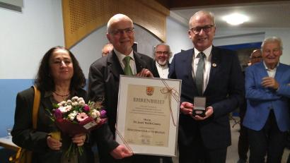 Bild: mma
Dr. Josef Weiss-Cemus (Mitte) und seine Frau Marie freuen sich über die Bürgermedaille in Bronze von Bürgermeister Bernhard Lindner.