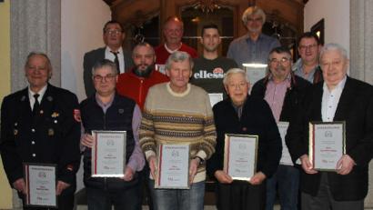 Bild: Fröhlich/exb
Diese Mitglieder sind für langjährige Mitgliedschaft in der Freiwilligen Feuerwehr Oberviechtach ausgezeichnet worden. Karl-Heinz Stoppa (rechts) und Johann Raab (vorne, Bildmitte) wurden zu Ehrenmitgliedern ernannt. Vorsitzender Johann Roßmann (hinten, links) gratulierte.