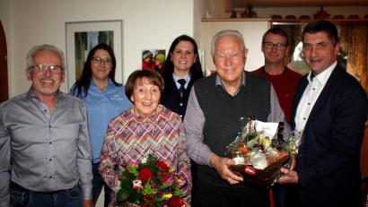 Bild: R. Kreuzer
Politisch und gesellschaftlich war Josef Gruber (Dritter von rechts, daneben Ehefrau Maria) immer sehr aktiv. Nun feierte er seinen 85. Geburtstag.
