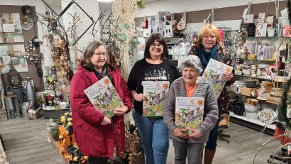 Bild: Scherübl/exb
Bei „Der Schnapperer“ in Floss gibt es ab sofort das Benefiz-Wimmelbuch des VKKK zu kaufen. Anni Löw (links) und Irmgard Scherübl (rechts) vom VKKK Ostbayern e.V. übergaben die ersten Bücher an Inhaberin Ulrike Schmidt (Zweite von links) und ihre Mutter Waltraud Schnappauf (Dritte von links). Weitere Verkaufsstellen: das Vulkanerlebniszentrum Parkstein und die Tankstelle Carl Menner in Windischeschenbach.
