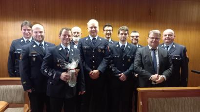 Bild: gra
Simon Schedl (Fünfter von links) ist neuer Kommandant der Feuerwehr Bernstein. Sein Stellvertreter ist Erich Mirz (Siebter von links). Die Feuerwehrführung gratuliert und dankt auch dem scheidenden Kommandanten Thomas Weiß (Dritter von links) für seine Verdienste.