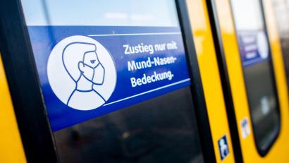 Bild: Hauke-Christian Dittrich/dpa
Ein Schild mit der Aufschrift „Zustieg nur mit Mund-Nasen-Bedeckung.“ klebt an der Zugtür einer Regio-S-Bahn der NordWestBahn im Hauptbahnhof.