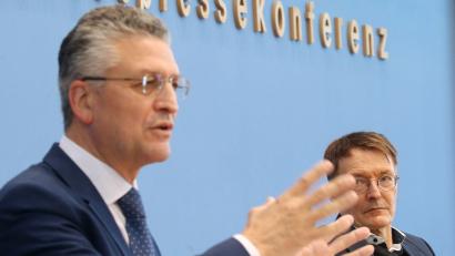 Bild: Wolfgang Kumm/dpa
Lothar Wieler (l), Chef des RKI (Robert Koch-Institut), kündigte den Rückzug von seinem Amt als Präsident an.