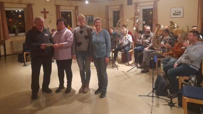 Bild: lei
Bei der Übergabe der Spende des Stammtisches Kuemmerling an den Posaunenchor: (von links) Karlheinz Pillhöfer, Claudia Rösel, Valerie Berendes und Doris Holzwarth.