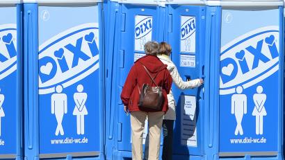Symbolbild: Marcus Brandt/dpa
Ein Klohäuschen wie diese hat ein unbekannter Täter in Schwarzenfeld mit einem Böller komplett zerstört.