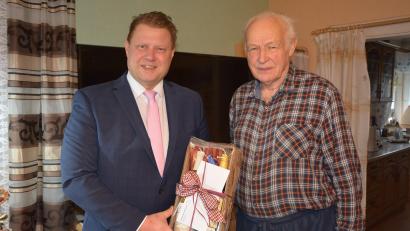Bild: jr
Seinen 85. Geburtstag feierte der gebürtige Thüringer Hermann Swart (rechts). Dazu gratulierte auch Bürgermeister Stefan Grillmeier.