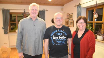 Bild: hcz
Heiner Vierling (links) und Ramona Hannes (rechts) ehren Manfred Höcht von den Krumpes-Siedlern.