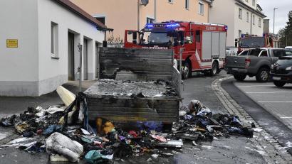 Bild: Petra Hartl
Dieser Anhänger fing bei Räumungsarbeiten in Sulzbach-Rosenberg Feuer.