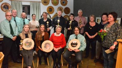 Bild: fjo
Bei den "Enzian"-Schützen spendieren Jakob Kals (links) und Helga Haberfellner (sitzend, Zweite von rechts) besondere Schützenscheiben, welche an Luisa Zeug (sitzend, Zweite von links) und Julia Mack (sitzend, links) gehen.