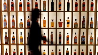 Symbolbild: Andrew Milligan/dpa
Ein Ladendieb hatte es in Amberg auf Whiskyflaschen abgesehen.