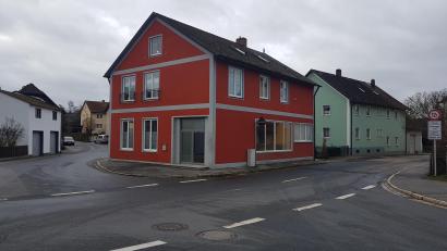 Bild: gi
Nach bislang unbestätigten Informationen ist als möglicher Standort für den Laden das frühere „Schlecker"-Geschäft an der Straßenkreuzung Burgtreswitz-Gröbenstädt-Eslarn im Gespräch.