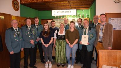 Bild: bö
Der Schützenverein Mendorferbuch-Egelsheim hat mit Barbara Guittenberger (Mitte mit Dirndl) erstmals eine Schützenmeisterin. Ihr gratuliert Bürgermeister Florian Junkes (rechts) und der der ausscheidende Schützenmeister Johann Viehauser (links). Für 40 Jahre Mitgliedschaft wird Helmut Schöpper (mit Urkunde) geehrt.