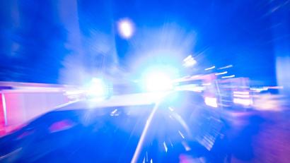 Symbolbild: Christophe Gateau/dpa
Im Bereich der Max-Reger-Straße und des Josef-Witt-Platzes in Weiden hat ein Familienvater am Silvesterabend einen Großeinsatz der Polizei ausgelöst.