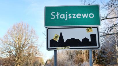 Bild: Doris Heimann/dpa
Aufkleber mit der Aufschrift „Nein zum Atom“ und „Atom Stop“ kleben am Ortsschild von Slajszewo.
