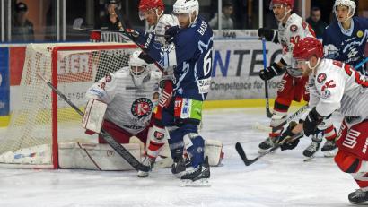 Archivbild: Gebert
Die Blue Devils empfangen am Freitag den EHC Klostersee. Das erste Heimspiel (Szene) gewann der Spitzenreiter gegen das Schlusslicht mit 5:0. Am Sonntag treten die Weidener bei den Memmingen Indians an.