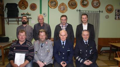 Bild: soj
Der neue Vorstand: (vorne, von links) Alexander Schmidt, Hans Rochholz, Vorsitzender Manfred Riedl und Kreisvorsitzender Thomas Semba sowie (hinten, von links) Johannes Pöllath, Manfred Kratzer, Werner Kaden und Bürgermeister Wolfgang Söllner.