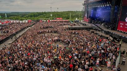 Bild: Thomas Frey/dpa/Archivbild
Rockfans tanzen während vor der Hauptbühne des Open-Air-Festivals “Rock am Ring".
