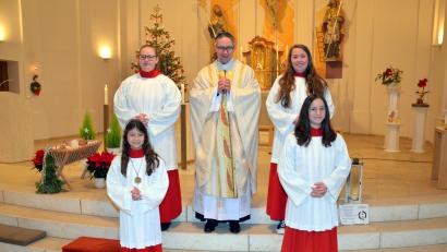 Bild: exb/Siegfried Zeug
Anna-Maria Immer, Mariella Grötsch, Sofie Krämer und Lucia Kretschmer feiern den Sonntagsgottesdienst mit Pfarrer Adam Karolczak.