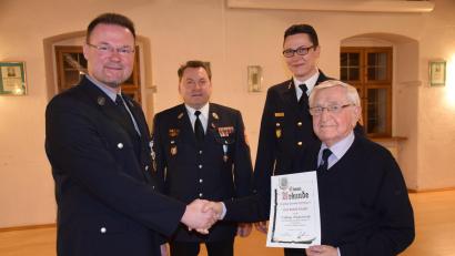 Bild: bö
Seit 70 Jahren gehört Rudolf Schaller (rechts) der Feuerwehr Hohenburg an. Dazu gratulieren der Vorsitzende, Bürgermeister Florian Junkes, Kreisbrandmeister Alexander Graf und Kreisbrandinspektor Armin Daubenmerkl (von links).