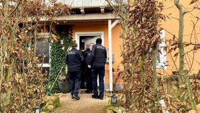Bild: Gabi Schönberger
Beamte des Zolls bei der Durchsuchung im Landkreis Neustadt/WN.