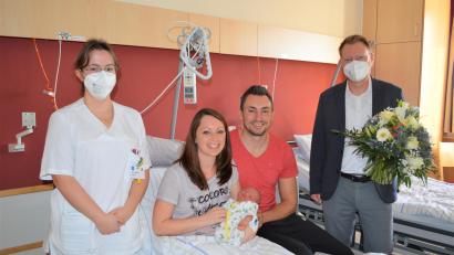 Bild: Marion Hausmann/exb
Bastian hatte 2023 bei den Geburten 2023 im Krankenhaus St. Barbara Schwandorf die Nase vorn. Am 1. Januar erblickte der Sohn von Stephanie und Peter Paßler um 7.27 Uhr das Licht der Welt. Zum Gratulieren kamen einen Tag später die Gesundheits- und Kinderkrankenpflegerin Nicole Schwarz (links) und Geschäftsführer Dr. Martin Baumann (rechts) vorbei.