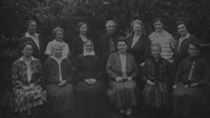 Archivbild: dob
Die Vorstandschaft des Evangelischen Frauenbunds anlässlich des Abschieds der Vorsitzenden Gogg im Jahr 1929: Elise Fuchs, Else Bamler, Minna Höllerer, Babette Stark, Frau Lehrer Kühner, Justine Hopf und Elisabeth Schwarz (hinten, von links) sowie Emma Ebert, Elise Weishäupl, Schwester Elise Schmidt, Frau Gogg, Frau Gerichtsvollzieher Höcker und Babette Hofmann (Schübl'adl) (vorne, von links).