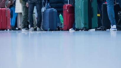 Bild: Rolf Vennenbernd/dpa/Symbolbild
Reisende warten vor dem Check-In in einem Flughafen.