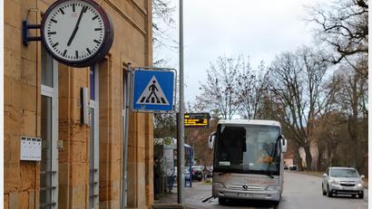 Bild: Wolfgang Steinbacher
Huch, ist es am Sulzbacher Bahnhof schon kurz nach 7 Uhr? Nein - hier ist einfach nur seit Monaten die Zeit stehen geblieben. Das verwirrt viele Reisende.