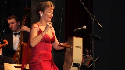Bild: kro
Katica Illenyi spielte beim Neujahrskonzert im Kettelerhaus mit dem ungewöhnichen Instrument Theremin.