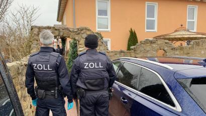 Bild: Gabi Schönberger
Beamte von Zoll und Polizei haben im Landkreis Neustadt/WN mehrere Häuser durchsucht.