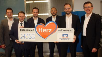 Bild: R. Kreuzer
21.350 Euro aus dem Gewinnspartopf überreicht die Volksbank-Raiffeisenbank Weiden an Oberbürgermeister Jens Meyer, der die Summen an Vereine, Verbände, Schulen und Kindergärten weiterreicht. Von links: Michael Hösl, Jens Meyer, Markus Ermer,Eric Nowlin, Tobias Hero, Christian Weigert.