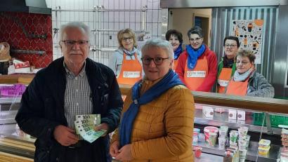 Bild: Foto Früchtl/exb
Friedrich Keller freute sich über die Spende, die ihm Angelika Vogl im Namen des Frauenbundes überreichte.