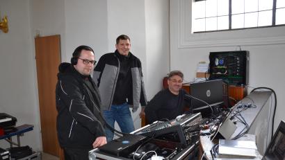 Bild: gi
Das ehrenamtliche Medienteam mit Manuel Balk, Stefan Rappl und Sandro Stefinger (von links) bekam viel Anerkennung für die Übertragung der Gottesdienste aus der Wieskirche während der Weihnachtszeit.