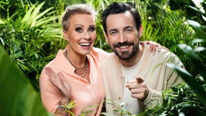 Bild: RTL+/dpa
Sonja Zietlow und Jan Köppen moderieren die Reality-Show „Ich bin ein Star - Holt mich hier raus“.