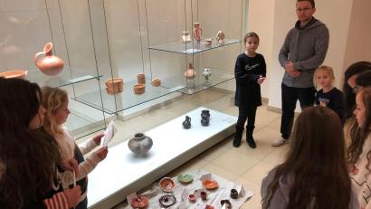 Bild: Irene Fritz/exb
Kinder der Kunst AG der Clausnitzer Grundschule im Internationalen Keramik-Museum