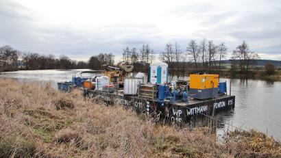 Bild: Thomas Dobler
Diese Arbeitsplattform, von der aus in der Naab Baugrunduntersuchungen für den Hochwasserschutz gemacht wurden, trieb am Freitag die Naab flussabwärts. Sie konnte schließlich mit einem Stahlseil am Ufer an einem Baum befestigt werden