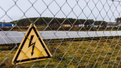 Bild: Hösamer
Die Photovoltaikanlage bei Schmidgaden nahe der Autobahn A 6 (im Hintergrund) gehört der Genossenschaft Bemo.