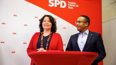 Bild: Matthias Balk/dpa
Die neue Generalsekretärin der Bayern-SPD Ruth Müller (links), steht während einer Pressekonferenz zur Neubesetzung der Stelle des Generalsekretärs neben Nasser Ahmed, stellvertretender Generalsekretär der Bayern-SPD.