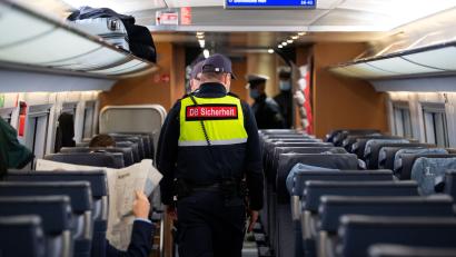 Bild: Sven Hoppe/dpa
Ab Februar müssen Fahrgäste im Fernverkehr keine Maske mehr tragen.