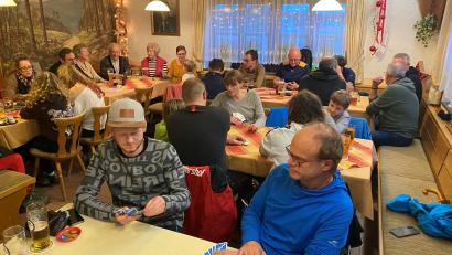 Bild: Kolpingsfamilie Waldershof/exb
Schafkopfrunde zum Abschluss der Wanderung.