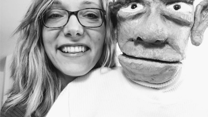 Bild: Katharina Stangl/exb
Katharina Stangl mit ihrer Klappmaulpuppe Harald.