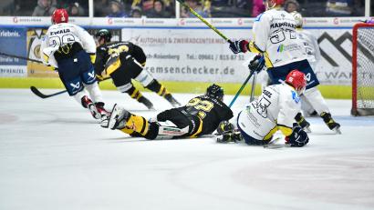 Archivbild: SignaLight
Ausrutscher nach neun Siegen in Folge: Der ERSC Amberg (dunkle Trikots) verlor am Freitagabend bei den Kempten Sharks in der Verlängerung.