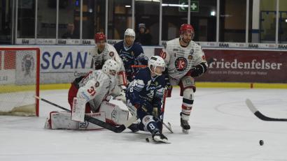 Bild: Gebert
Die Blue Devils feierten am Freitag gegen den EHC Klostersee mit 6:1 den 30. Sieg in dieser Saison. Hier kommt Neal Samanski vor dem Kasten von Gästegoalie Philipp Hähl ins Straucheln.