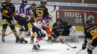 Bild: Andreas Brückmann
Gerade im ersten Drittel hatte die ERSC-Abwehr um Torhüter Carsten Metz (rechts) einiges zu tun. In dieser Szene taucht der Dorfener Kapitän Christian Göttlicher (vorne) vor dem Gehäuse der Wild Lions auf.