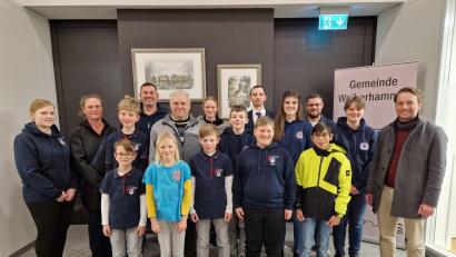 Bild: bk
Kinder und Jugendliche der Feuerwehr und Wasserwacht freuen sich mit ihren Betreuern über die Spende von je 500 Euro, die Vorsitzender Adolf Grasser (hinten, Dritter von links) im Beisein von zweitem Bürgermeister Severin Hirmer übergab.