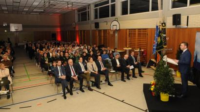 Bild: bey
Bürgermeister Ernst Lenk (rechts) dankt in seiner Festsprache beim Ehrenamtsempfang zum Auftakt des 800-jährigen Jubiläums der Gemeinde Schirmitz den vielen Bürgerinnen und Bürgern, die sich ehrenamtlich engagieren.