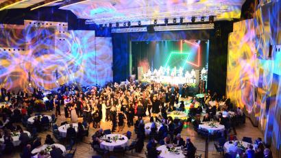 Bild: Kunz
Die Max-Reger-Halle geht beim Stadtball in einem Rausch von Mustern und Farben auf.