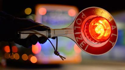 Symbolbild: Patrick Seeger/dpa
Halt, Polizei. In Sulzbach-Rosenberger leistete ein 27-Jähriger Widerstand beim Alkoholtest - und noch eine weitere Straftat kam hinzu.