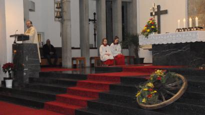 Bild: bey
Pfarrer Thomas Stohldreier hatte auf den Stufen zum Altar das "Rad der Zeit" als symbolisches Zeichen für die Entwicklung der Gemeinde Schirmitz hingelegt.